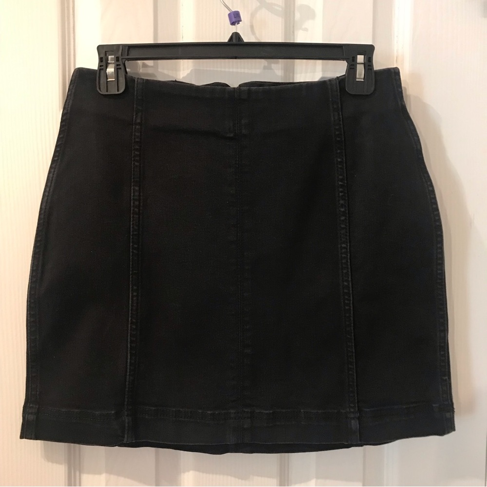 Wild Fable women’s black denim mini skirt. Size 10.